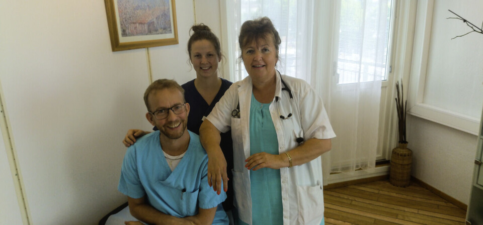 BEKYMRINGSMELDING: Fastlege Tommy Andreassen ved Brumunddal legesenter står i spissen for en bekymringsmelding til kommunen. Her sammen med kollegene Katarina Corell (bak) og Lidija Kontic (til høyre). Foto: Privat