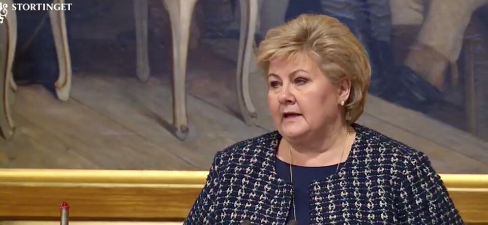 STRAMMER INN: Statsminister Erna Solberg redegjorde for de nye innstrammingene for Stortinget torsdag formiddag. Foto: