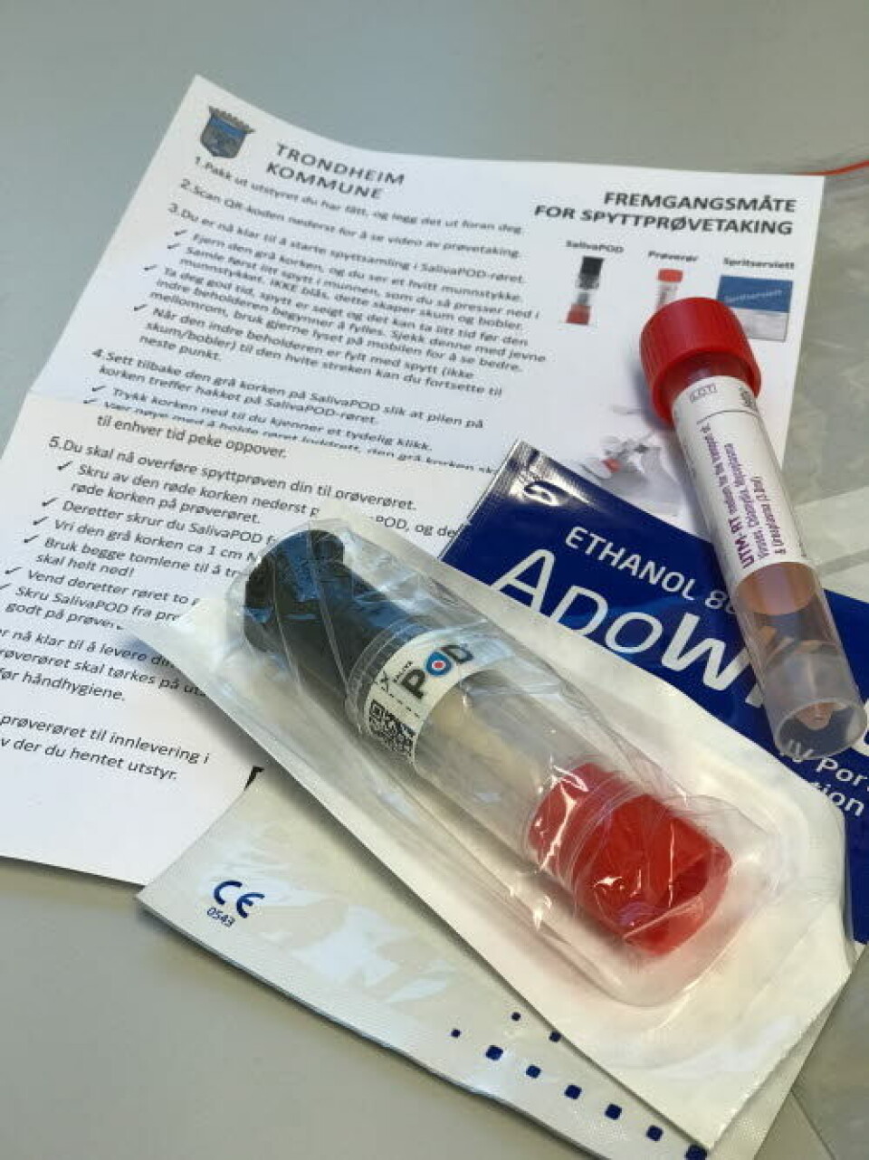 Spytt-testene som benyttes ved St. Olavs hospital foregår ved at du fyller 1,5-2 ml spytt ned i et såkalt salivapodkammer.
Foto: Guro Kulset Merakerås Spytt-testene som benyttes ved St. Olavs hospital foregår ved at du fyller 1,5-2 ml spytt ned i et såkalt salivapodkammer.
Foto: Guro Kulset Merakerås