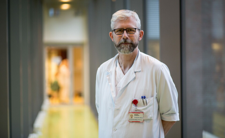 BEKLAGELIG: Overlege Andreas Christensen ved St. Olavs hospital synes det er beklagelig det tilsynelatende er lite interesse for å utforske spyttprøver som testmetode. Foto: Guro Kulset Merakerås