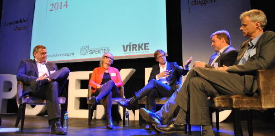 DEBATT PÅ LEGEMIDDELDAGEN:(f.v) Harald T. Nesvik (FrP), Ruth Grung (A), debattleder Svein Tore Bergestuen, Sveinung Stensland (H) og direktør i Apotekforeningen, Per T. Lund Foto: Anne Grete Storvik DEBATT PÅ LEGEMIDDELDAGEN:(f.v) Harald T. Nesvik (FrP), Ruth Grung (A), debattleder Svein Tore Bergestuen, Sveinung Stensland (H) og direktør i Apotekforeningen, Per T. Lund Foto: Anne Grete Storvik