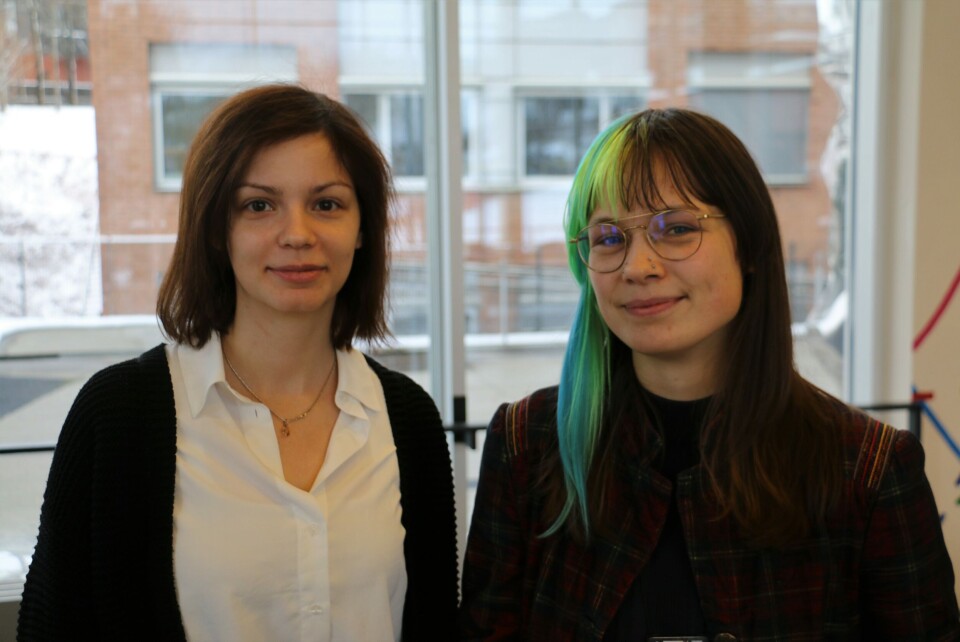 OPPMUNTRE: Milena Pavlovic og Lonneke Scheffer håper det vil oppmuntre folk til å utvikle nye verktøy som også legges ut med åpen kildekode og deles med hele forskningssamfunnet. Foto: Eivind Torgersen/UiO