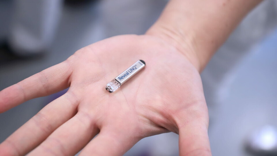 OVERVÅKES: På slagenheten på Ahus får pasienter som har hatt slag uten kjent årsak, implantert en chip under huden over hjertet. Den varsler sykehuset dersom pasienten har hjerteflimmer, slik at den forebyggende medisinen kan endres. Foto: Ahus Foto: OVERVÅKES: På slagenheten på Ahus får pasienter som har hatt slag uten kjent årsak, implantert en chip under huden over hjertet. Den varsler sykehuset dersom pasienten har hjerteflimmer, slik at den forebyggende medisinen kan endres. Foto: Ahus Foto: