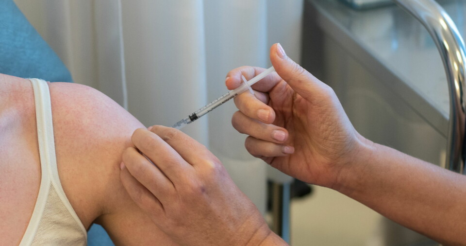 VAKSINERES: AstraZeneca-vaksinen går nå til helsepersonell i Norge. En ny forskningsartikkel viser at vaksinen kan gi 76 prosent beskyttelse fra dag 22 til dag 90 etter én vaksinedose. Modellene viser ingen avtakende beskyttende effekt i tremåneders-perioden. Illustrasjonsfoto: Vidar Sandnes Foto: