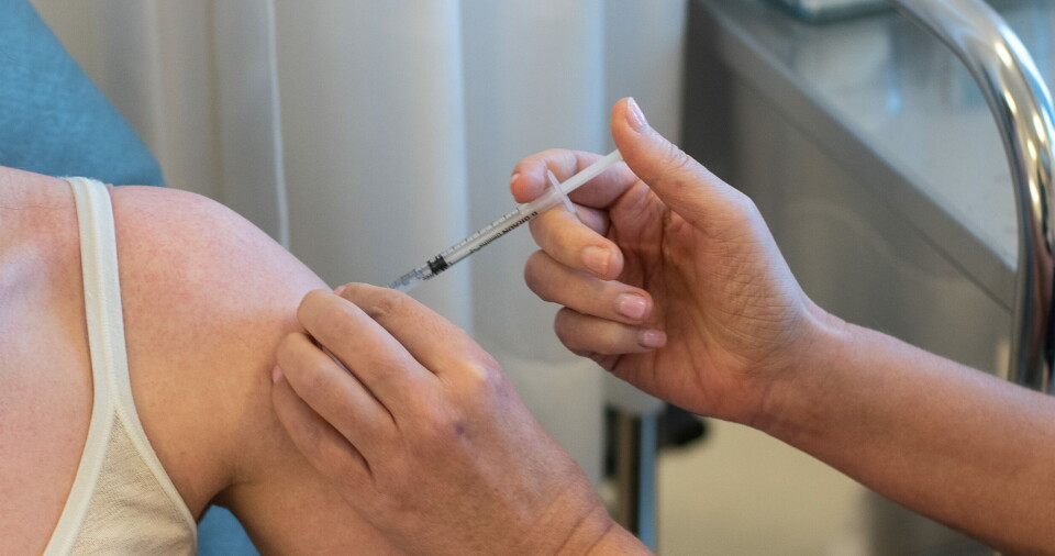 VAKSINERES: AstraZeneca-vaksinen går nå til helsepersonell i Norge. En ny forskningsartikkel viser at vaksinen kan gi 76 prosent beskyttelse fra dag 22 til dag 90 etter én vaksinedose. Modellene viser ingen avtakende beskyttende effekt i tremåneders-perioden. Illustrasjonsfoto: Vidar Sandnes Foto: VAKSINERES: AstraZeneca-vaksinen går nå til helsepersonell i Norge. En ny forskningsartikkel viser at vaksinen kan gi 76 prosent beskyttelse fra dag 22 til dag 90 etter én vaksinedose. Modellene viser ingen avtakende beskyttende effekt i tremåneders-perioden. Illustrasjonsfoto: Vidar Sandnes Foto: