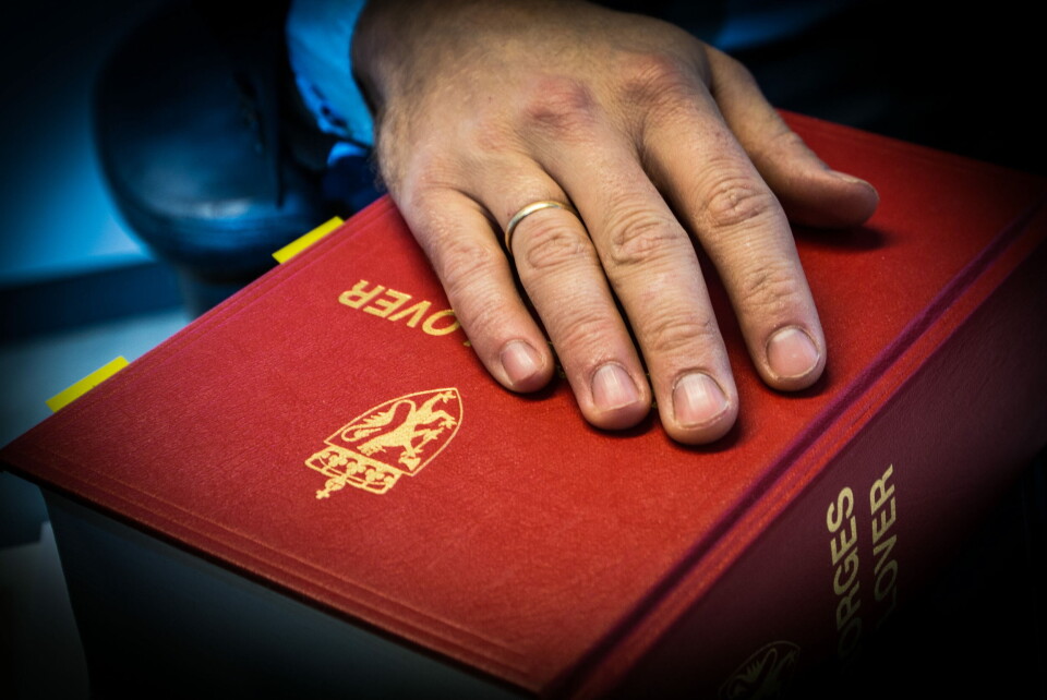 UNNTAK: Det er lovfestet et «et tydelig unntak» fra taushetsplikten for Statens helsetilsyn, for å forhindre at helsepersonell fortsetter å gi uforsvarlig helsehjelp etter at de har mistet eller fått begrenset godkjenning i et annet land.
Foto: Vidar Sandnes UNNTAK: Det er lovfestet et «et tydelig unntak» fra taushetsplikten for Statens helsetilsyn, for å forhindre at helsepersonell fortsetter å gi uforsvarlig helsehjelp etter at de har mistet eller fått begrenset godkjenning i et annet land.
Foto: Vidar Sandnes