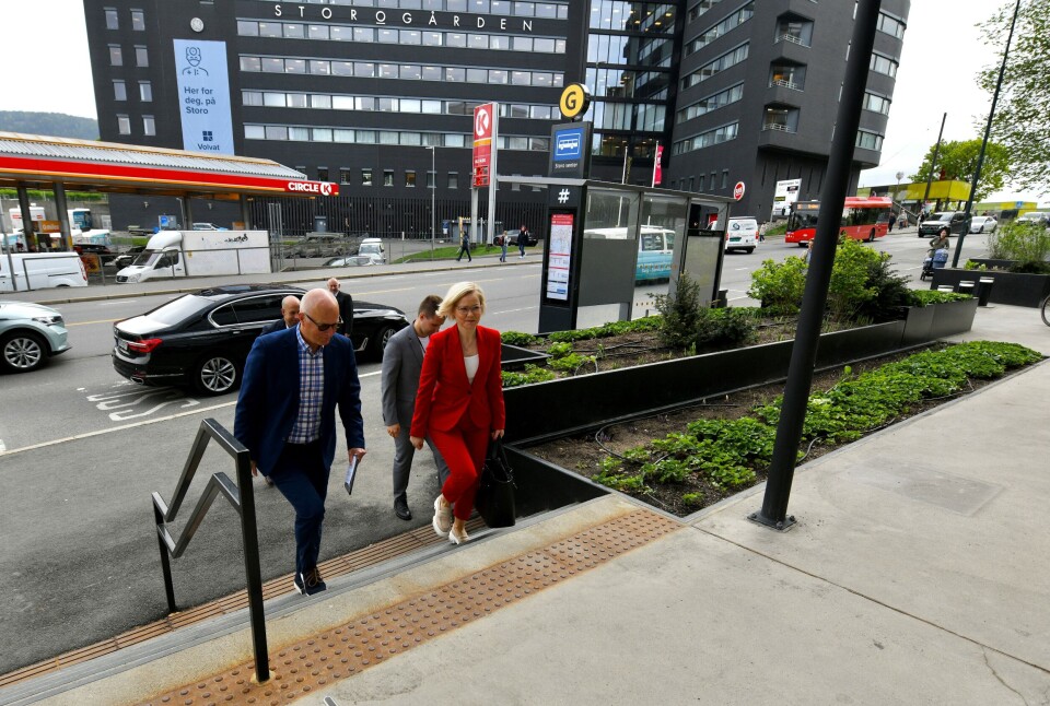Helse- og omsorgsminister Ingvild Kjerkol og helsedirektør Bjørn Guldvog ankom den årlige fastlegekonferansen i Helsedirektoratets lokaler på Storo i Oslo torsdag morgen. Foto: Vidar Sandnes Helse- og omsorgsminister Ingvild Kjerkol og helsedirektør Bjørn Guldvog ankom den årlige fastlegekonferansen i Helsedirektoratets lokaler på Storo i Oslo torsdag morgen. Foto: Vidar Sandnes