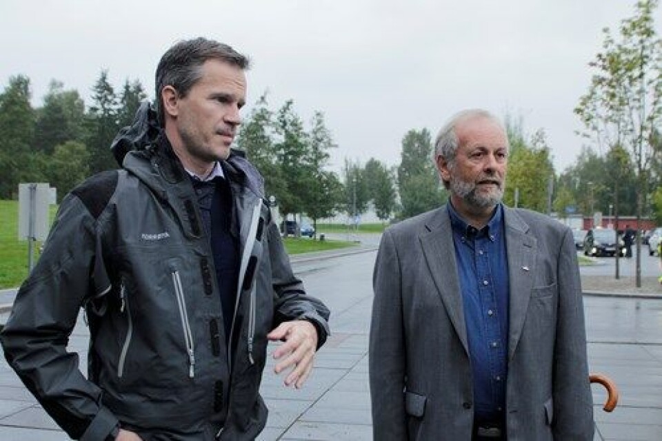 LANG STREIK: De tillitsvalgte informerte streikende leger på Akershus universitetssykehus om at streiken kan bli langvarig. Christer Mjåseth leder i Yngre legers forening og Rune Frøyland, forhandlingsleder i Akademikerne var tilstede på Ahus i dag. LANG STREIK: De tillitsvalgte informerte streikende leger på Akershus universitetssykehus om at streiken kan bli langvarig. Christer Mjåseth leder i Yngre legers forening og Rune Frøyland, forhandlingsleder i Akademikerne var tilstede på Ahus i dag.