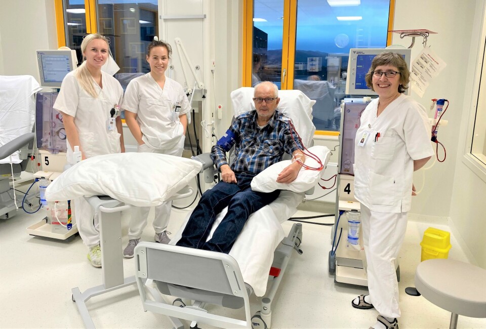 SPARER MYE TID: Dagfinn Bjørnæs (80) fra Alta er avhengig av dialyse i fire timer, tre ganger ukentlig. Uten et tilbud i Alta måtte han ha reist 30 mil tur-/retur Hammerfest hver gang. Her sammen med sykepleierne Guro Sofie Rønqvist, Tuva Marie Steen og Kristin Haldorsen ved Klinikk Alta. Foto: Siri Gulliksen Tømmerbakke.