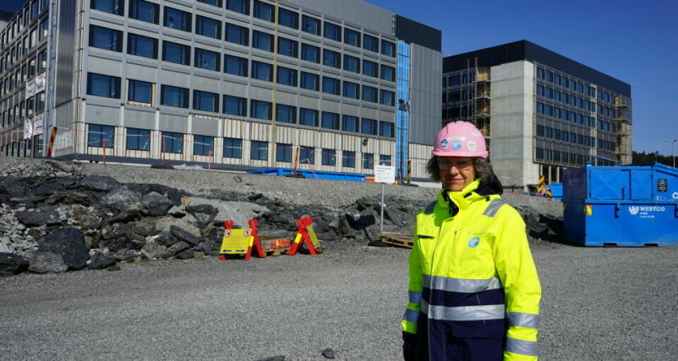 GIGAPROSJEKT: Prosjektleder Kari Gro Johanson foran to  av byggene som utgjør det nye sykehuset. Foto: Julie Kalveland