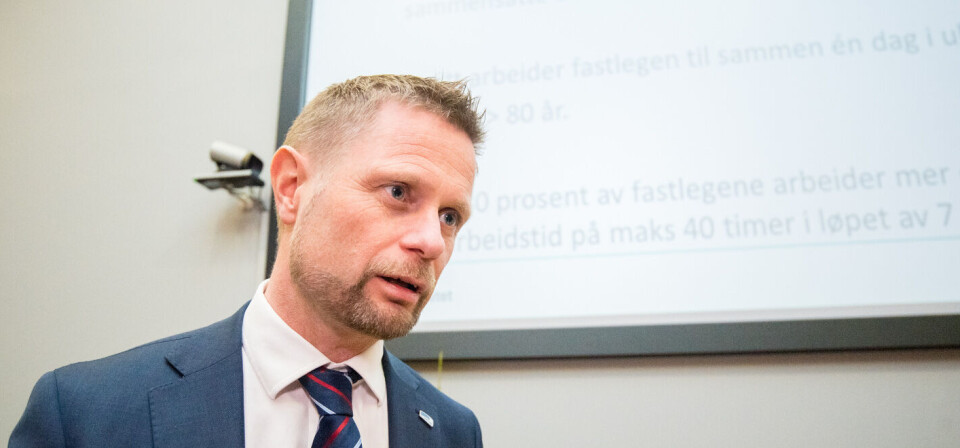 VIL IKKE SAKKE NED: Helseminister Bent Høie vil ikke endre omstillingstempoet i norske sykehus. – Skal vi videreutvikle en bærekraftig helsetjeneste er vi nødt til å fortsette å løse oppgaver på nye måter, sier han. Foto: