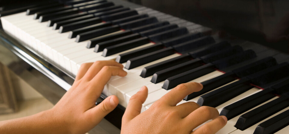 FERSK PÅ PIANO: Åtte uker med undervisning og egentrening på piano, hadde god effekt hos pasienter som slet med kognitive vansker to år etter hodeskade. Pasientene opplevde også mindre hodepine, mindre fatigue og bedre utholdenhet etter musikk-treningen. Illustrasjonsfoto: Thinkstock Foto: FERSK PÅ PIANO: Åtte uker med undervisning og egentrening på piano, hadde god effekt hos pasienter som slet med kognitive vansker to år etter hodeskade. Pasientene opplevde også mindre hodepine, mindre fatigue og bedre utholdenhet etter musikk-treningen. Illustrasjonsfoto: Thinkstock Foto: