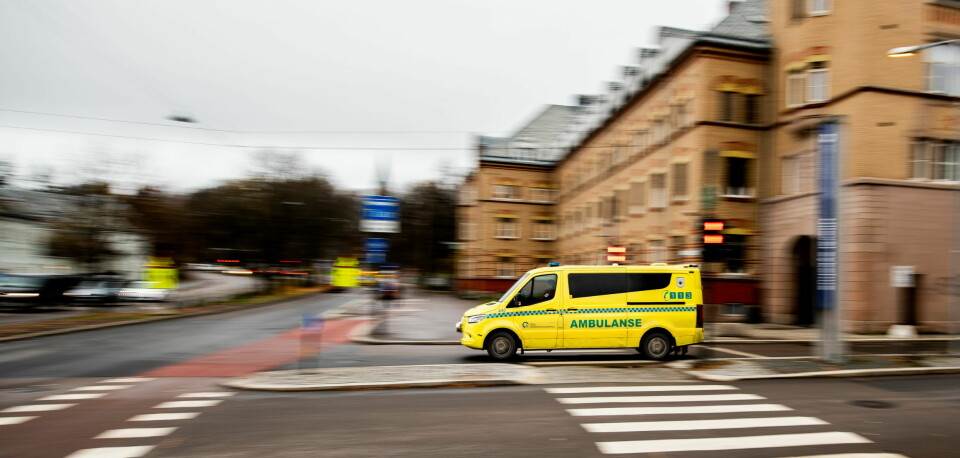 FLEST POSITIVE: Andelen som har testet positivt for koronavirus er 1,83 prosent for ambulansearbeiderne. – Vi er litt bekymret når det gjelder ambulansepersonell, sier lege Mari Molvik ved Folkehelseinstituttet. På bildet: En ambulanse kjører ut fra Ullevål sykehus i Oslo. Illustrasjonsfoto: Vidar Sandnes Foto: Vidar Sandnes