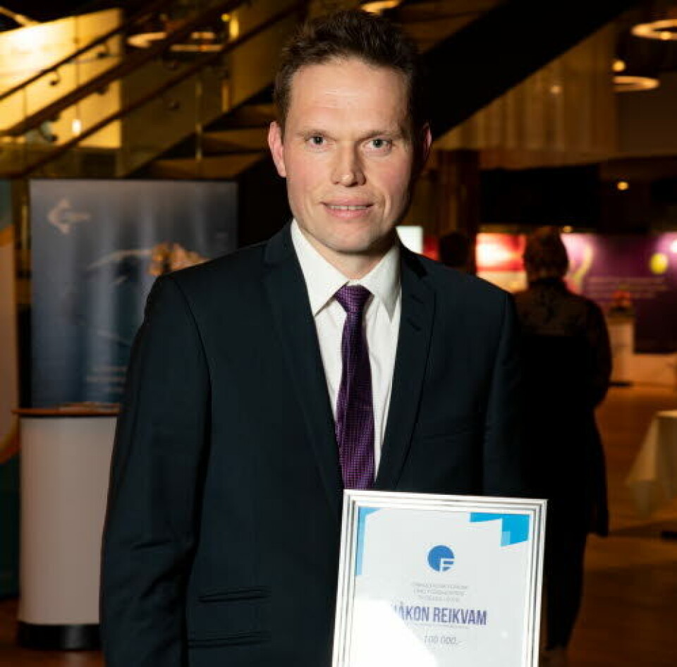 FIKK FORSKNINGPRIS: Professor og overlege Håkon Reikvam var stolt mottaker av Ung Forsker-prisen under Onkologisk Forum i Bergen torsdag kveld.
Foto: Per Marius Didriksen