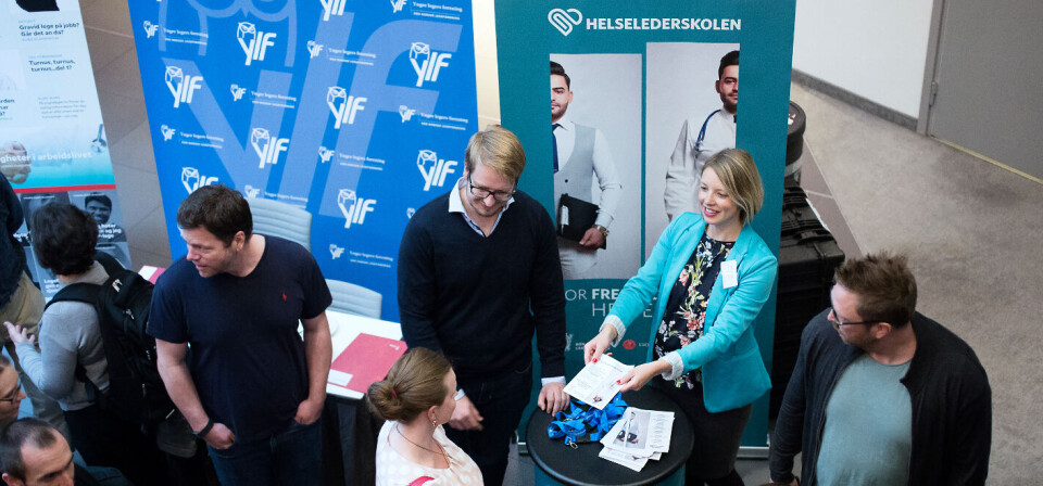 MANGE SØKERE: Håvard Ravnestad og Clara Bratholm reklamerte for den nye Helselederskolen under Yngre legers forening sitt årsmøte i Bergen tidligere i år. Arkivfoto: Silje Robinson Foto: MANGE SØKERE: Håvard Ravnestad og Clara Bratholm reklamerte for den nye Helselederskolen under Yngre legers forening sitt årsmøte i Bergen tidligere i år. Arkivfoto: Silje Robinson Foto:
