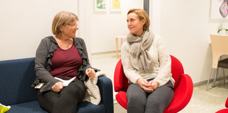 FAMILIEBEHANDLING: På disse rommene tar enhetsleder Elisabeth Hinderaker (til høyre) og overlege Inger Halvorsen ved RASP imot barn og unge med alvorlige spiseforstyrrelser. Foreldre legges vanligvis inn sammen med pasienten. Foto: Rune Thorstein