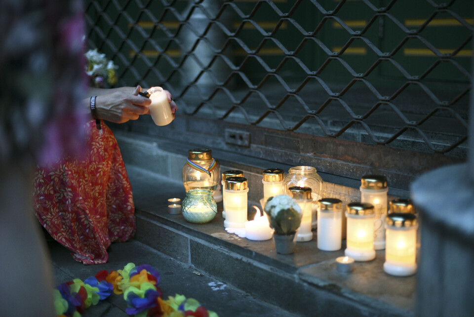 Folk la ned blomster og prideflagg etter skytingen i sentrum av Oslo natt til lørdag. Nå har Statsforvalteren opprettet tilsynssak. Foto: Martin Solhaug Standal / NTB
Foto: Folk la ned blomster og prideflagg etter skytingen i sentrum av Oslo natt til lørdag. Nå har Statsforvalteren opprettet tilsynssak. Foto: Martin Solhaug Standal / NTB
Foto: