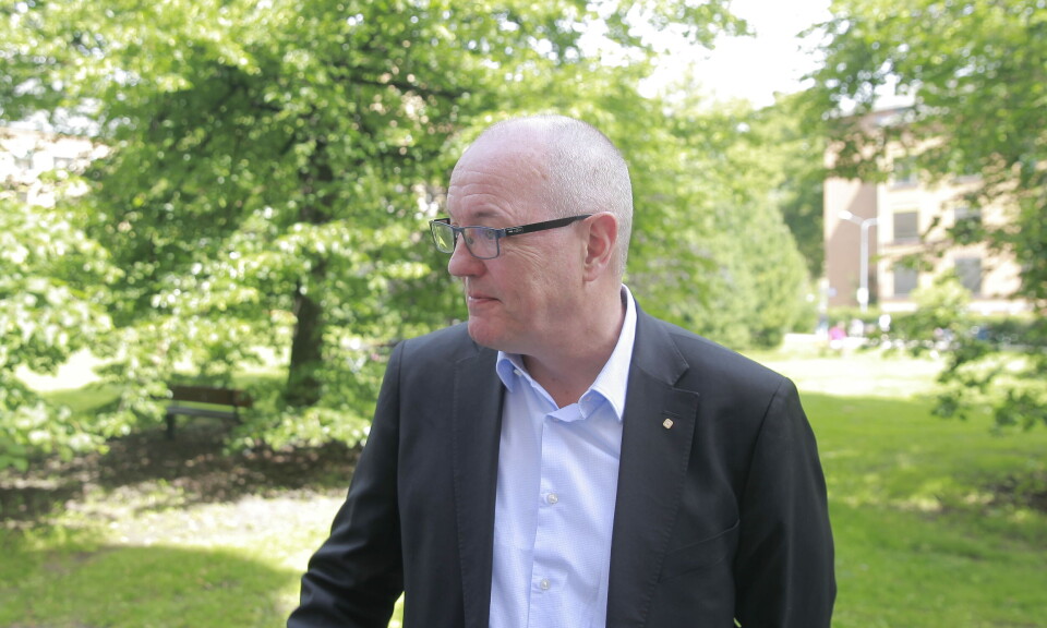 ORDENTLIG: Gunnar Bovim, styreleder i Oslo universitetsykehus, uttalte i dag at de venter med å ansette ny direktør på grunn av at de ønsker en skikkelig prosess. Her avbildet ved et tidligere styremøte. Foto: