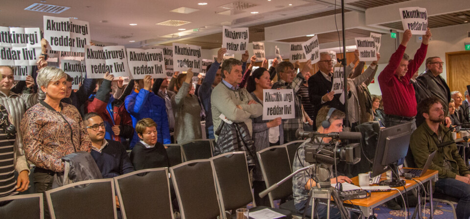 PROTESTERTE: To busslaster med Odda-innbyggere møtte frem under tirsdagens styremøte i Haugesund. Foto: Helse Vest