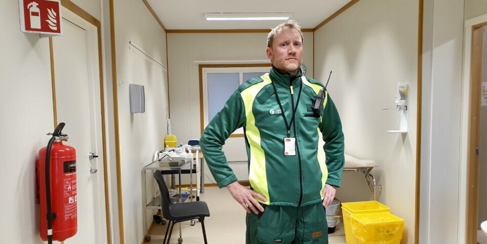 FÆRRE SØKER HJELP I KORONATIDEN: Kommuneoverlege Sverre Håkon Evju, her på den nyetablerte luftveislegevakta i Narvik, har de siste dagene hatt legevakt. Han registrerer færre pasienter og er redd de svakeste gruppene rammes. Foto: Privat