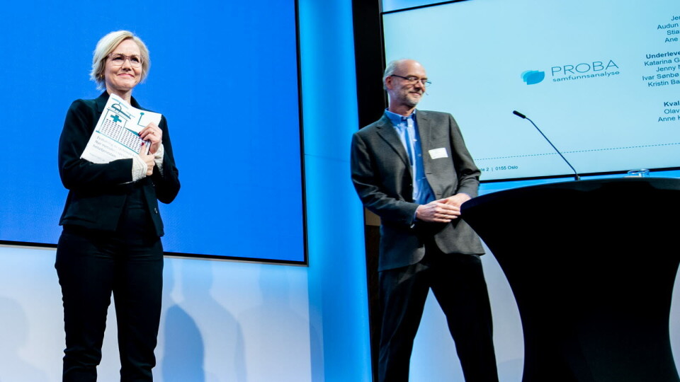RAPPORT: Før jul i fjor leverte Proba samfunnsanalyse en evaluering av Systemet for nye metoder. Her har helseministeren akkuratt hadde fått overlevert evalueringsrapporten. Foto: Vidar Sandnes RAPPORT: Før jul i fjor leverte Proba samfunnsanalyse en evaluering av Systemet for nye metoder. Her har helseministeren akkuratt hadde fått overlevert evalueringsrapporten. Foto: Vidar Sandnes