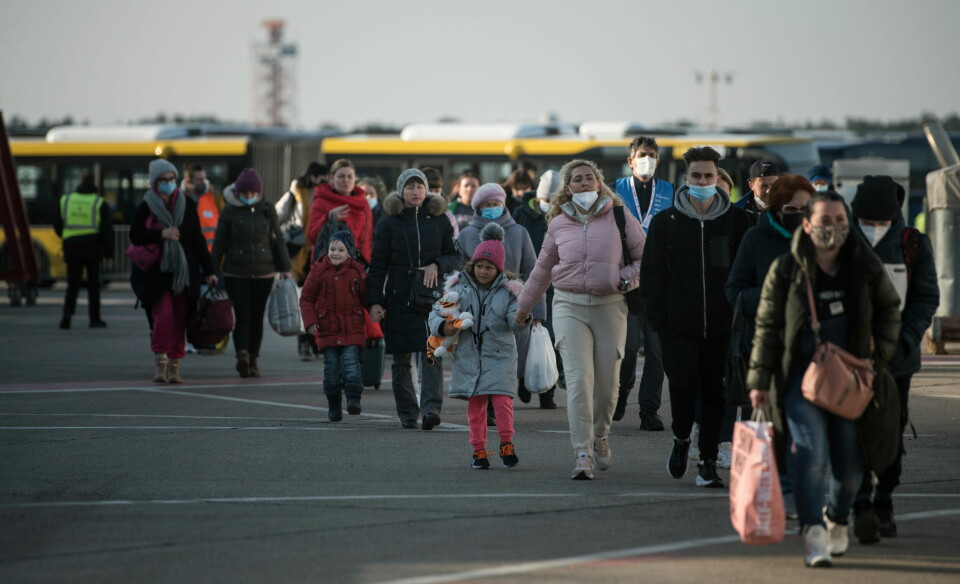 VIKTIG Å FANGE OPP: Millioner av ukrainere er på flukt fra krigen, mange av dem var smittet av tuberkulose. Det er viktig å fange opp disse og gi dem fortsatt behandling. Her ankommer en gruppe flyktninger flyplassen i Berlin tidligere denne uka. Foto: Steffi Loos / AP /NTB Foto:
