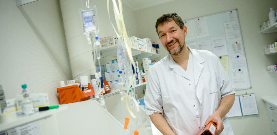 KRONISKE PROBLEMSTILLINGER: – Bakteriofager er virus som går til angrep på helt spesifikke bakterier. Derfor tror jeg dette blir mer aktuelt ved de kroniske problemstillingene, sier Gunnar Skov Simonsen, professor ved Institutt for medisinsk biologi ved UiT og avdelingsleder for mikrobiologi og smittevern ved UNN. Foto: Lars Åke Andersen KRONISKE PROBLEMSTILLINGER: – Bakteriofager er virus som går til angrep på helt spesifikke bakterier. Derfor tror jeg dette blir mer aktuelt ved de kroniske problemstillingene, sier Gunnar Skov Simonsen, professor ved Institutt for medisinsk biologi ved UiT og avdelingsleder for mikrobiologi og smittevern ved UNN. Foto: Lars Åke Andersen