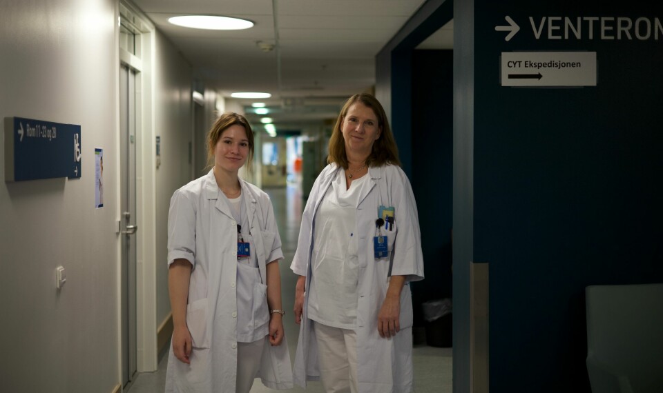 AVVENTENDE: Maja Kulosman og Ingunn Hatlevoll er tillitsvalgte ved Kreftavdelingen. De er spente på hvordan det vil gå med bruken av Helseplattformen på sikt.  Foto: Julie Kalveland
