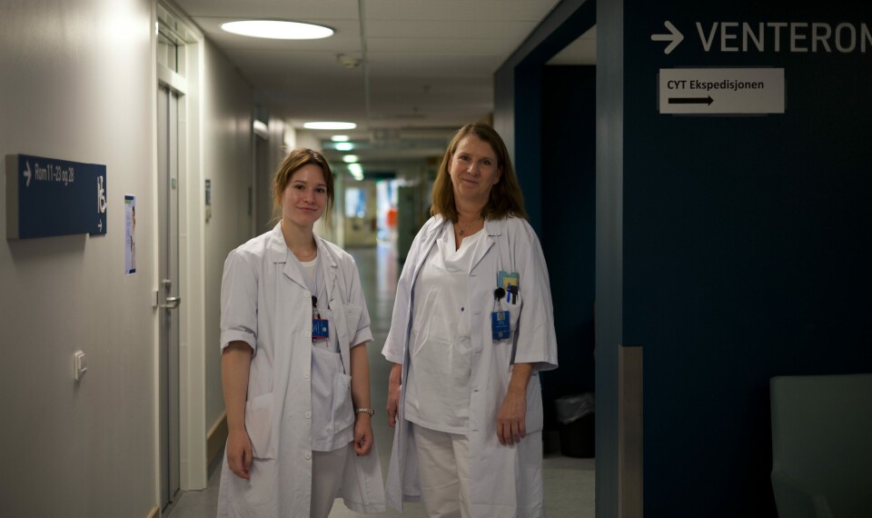 AVVENTENDE: Maja Kulosman og Ingunn Hatlevoll er tillitsvalgte ved Kreftavdelingen. De er spente på hvordan det vil gå med bruken av Helseplattformen på sikt. Foto: Julie Kalveland AVVENTENDE: Maja Kulosman og Ingunn Hatlevoll er tillitsvalgte ved Kreftavdelingen. De er spente på hvordan det vil gå med bruken av Helseplattformen på sikt. Foto: Julie Kalveland