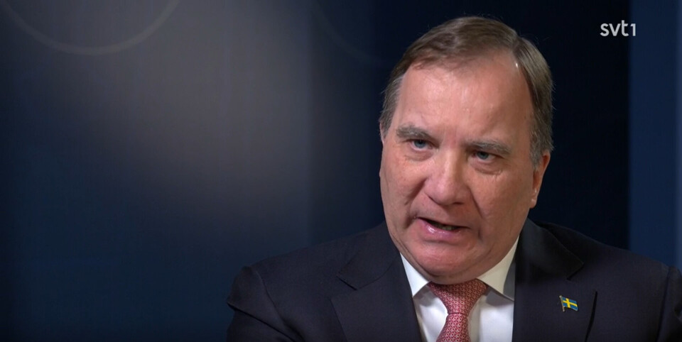 KAN STENGE UTESTEDER: – Noen har ikke forstått alvoret eller bryr seg om det, og dem må tas i med harde hansker, sa statsminister Stefan Löfven om mulig nedstenging av utesteder, da han ble intervjuet av SVT lørdag. Foto: Skjermbilde/SVT