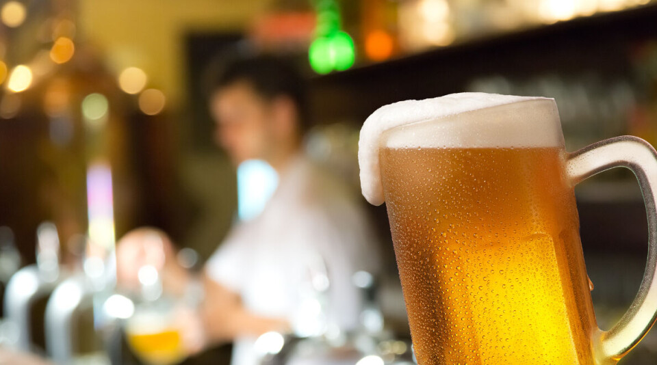 HVOR MYE? Legeforeningen skal revidere egen alkoholpolitikk, og ber medlemmene ta stilling til hvor mange alkoholenheter som skal serveres på foreningens arrangementer; 0,1,2,3 eller fire enheter. Foto: Colourbox