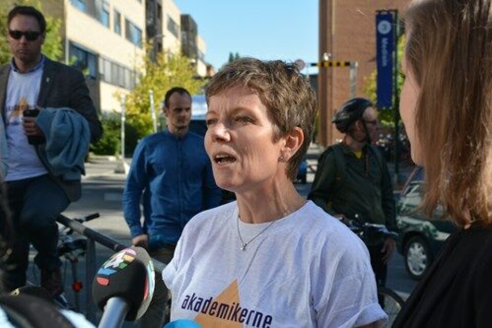 TAKKET FOR STØTTEN: Legepresident Marit Hermansen holdt appell til streikende leger utenfor Ullevål Sykehus, onsdag 7. september.
Foto: Målfrid Bordvik