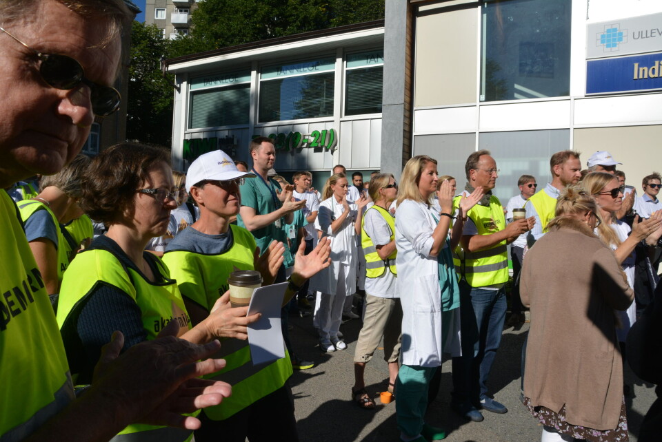 I STREIK: Om lag 100 personer var samlet utenfor Ullevål sykehus mandag. Foto: Målfrid Bordvik I STREIK: Om lag 100 personer var samlet utenfor Ullevål sykehus mandag. Foto: Målfrid Bordvik