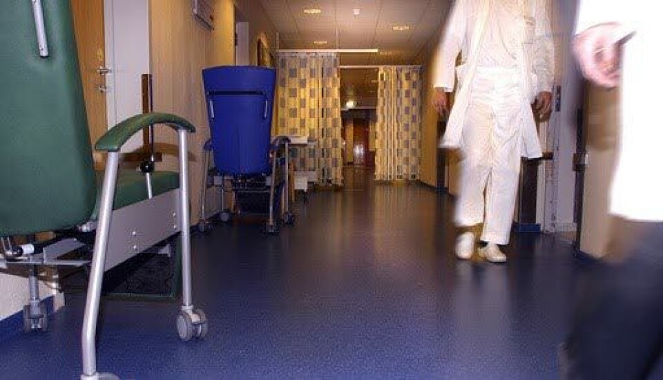 NATTARBEID: Sykepleier og leger er yrkesgrupper som ofte må jobbe skiftarbeid og natt. – Vi må finne ut hvordan vi tilrettelegger arbeidet slik at nattarbeidet redusere risikoen for at hjernen påvirkes negativt, mener forsker bak svensk studie om våkenetter. Illustrasjonsbilde: NTB Foto: NATTARBEID: Sykepleier og leger er yrkesgrupper som ofte må jobbe skiftarbeid og natt. – Vi må finne ut hvordan vi tilrettelegger arbeidet slik at nattarbeidet redusere risikoen for at hjernen påvirkes negativt, mener forsker bak svensk studie om våkenetter. Illustrasjonsbilde: NTB Foto: