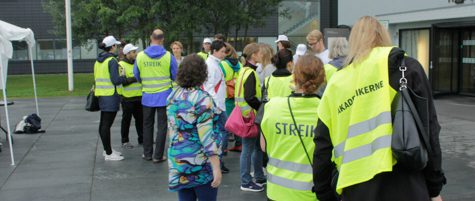 OPPTRAPPING: Streikende akademikere ved Akershus universitetssykehus (Ahus).  Foto: Lasse Moe