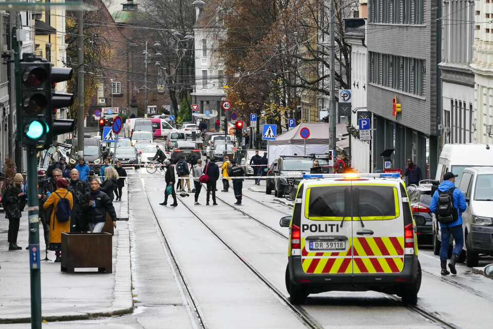 Politi ved stedet der en mann ble skutt av politiet på Bislett i Oslo, etter at han hadde forsøkt å angripe flere personer med kniv. Mannen døde av skadene. Nå får OUS kritikk av Helsetilsynet for oppfølgingen av mannen.  Foto: Torstein Bøe / NTB Foto: