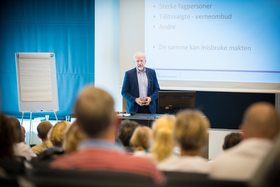 SNAKKET OM MAKTMISBRUK: – Vi sier vi har nulltoleranse mot trakassering og jeg mener det alvorlig, sa OUS-direktør Bjørn Erikstein under fredagsmøte på Radiumhospitalet. Foto: Vidar Sandnes