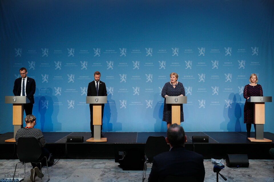 FRYKTER DØDSFALL: Erna Solberg fryter flere koronadødsfall dersom man ikke strammer inn. Tilstede på pressekonferansen var også helse- og omsorgsminister Bent Høie (H), kunnskaps- og integreringsminister Guri Melby (V) og barne- og familieminister Kjell Ingolf Ropstad (Krf). Foto: Torbjørn Kjosvold, Forsvaret