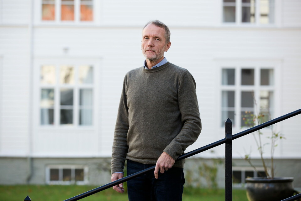 KJENT SLITASJE: – Jeg har jobbet som fastlege i 34 år og vet hvordan hardt arbeidspress kan gjøre livet surt og vanskelig, sier lege Stein Nilsen. Han synes det er meningsfullt å være støttekollega for andre. Foto: Silje Katrine Robinson