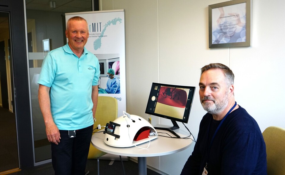 GAMMELT OG NYTT: Senterleder Jan Gunnar Skogås og faglig leder Thomas Langø skal få flere studier til Norge. Her viser de frem en løsning hvor en gammel mobiltelefon bidrar til at kirurger som opererer med kikkhullskirurgi, «ser» hva som skjer inni kroppen. Foto: Julie Kalveland GAMMELT OG NYTT: Senterleder Jan Gunnar Skogås og faglig leder Thomas Langø skal få flere studier til Norge. Her viser de frem en løsning hvor en gammel mobiltelefon bidrar til at kirurger som opererer med kikkhullskirurgi, «ser» hva som skjer inni kroppen. Foto: Julie Kalveland