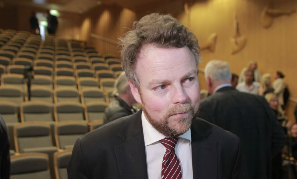 VIL SE PÅ DET: Arbeids- og sosialminister Torbjørn Røe Isaksen lovet å komme tilbake til saken når forslaget om å endre Lov om folketrygd skal behandles i Stortinget. Arkivfoto. Foto: VIL SE PÅ DET: Arbeids- og sosialminister Torbjørn Røe Isaksen lovet å komme tilbake til saken når forslaget om å endre Lov om folketrygd skal behandles i Stortinget. Arkivfoto. Foto: