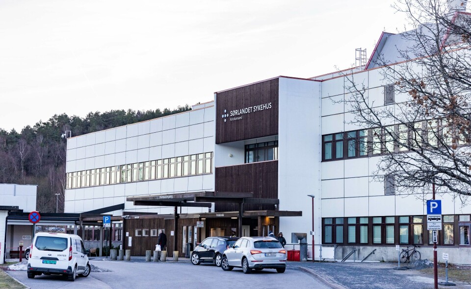 MUNNBINDKRAV: For å begrense smitten inn i sykehusene har ledelsen ved Sørlandet Sykehus HF innført munnbindbruk for ansatte som møter pasienter. Foto: NTB MUNNBINDKRAV: For å begrense smitten inn i sykehusene har ledelsen ved Sørlandet Sykehus HF innført munnbindbruk for ansatte som møter pasienter. Foto: NTB