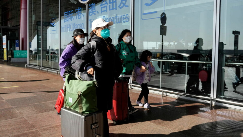KREVER TEST: Frankrike kommer til å kreve en negativ koronatest fra alle passasjerer som ankommer fra Kina, opplyser regjeringen. Her fra en flyplass i Beijing.  Foto: Ng Han Guan / AP / NTB