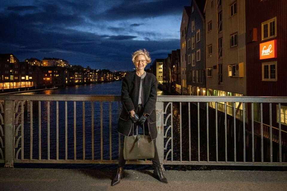 I VINDEN: Det er fristende å skrive at helseminister Ingvild Kjerkol er ute i hardt vær eller noe sånt platt, men hun er bare ute i vinden med Nidelva rennende under seg. Men utålmodig, det er hun: – Jeg er like utålmodig som både kommunene og fastlegene på å få snudd den negative trenden, sier hun. Foto: Øystein Lie I VINDEN: Det er fristende å skrive at helseminister Ingvild Kjerkol er ute i hardt vær eller noe sånt platt, men hun er bare ute i vinden med Nidelva rennende under seg. Men utålmodig, det er hun: – Jeg er like utålmodig som både kommunene og fastlegene på å få snudd den negative trenden, sier hun. Foto: Øystein Lie