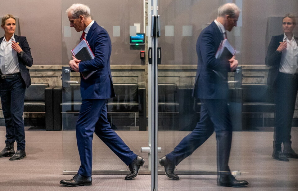 IKKE GODE NOK: Koronakommisjonen legger fram sin tredje rapport i 2023. På bildet får statsminister Jonas Gahr Støre (Ap) overrakt kommisjonens forrige rapport, hvor et av hovedfunnene var at myndighetene ikke var godt nok forberedt på å møte en pandemi av så stort omfang. Foto: Håkon Mosvold Larsen / NTB Foto: IKKE GODE NOK: Koronakommisjonen legger fram sin tredje rapport i 2023. På bildet får statsminister Jonas Gahr Støre (Ap) overrakt kommisjonens forrige rapport, hvor et av hovedfunnene var at myndighetene ikke var godt nok forberedt på å møte en pandemi av så stort omfang. Foto: Håkon Mosvold Larsen / NTB Foto:
