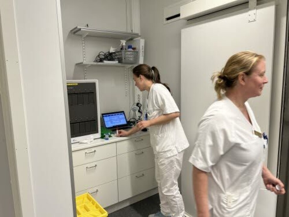 TEST I AKUTTEN: Emilie Kvalvik er en av de 35 sykepleierne som siden det første pandemiåret har gjennomført hurtigtesting av akuttpasienter. Det er nyttig for å få isolert pasienter fortest mulig, konstaterer hun. Foto: Magne S. Otterdal/OBM TEST I AKUTTEN: Emilie Kvalvik er en av de 35 sykepleierne som siden det første pandemiåret har gjennomført hurtigtesting av akuttpasienter. Det er nyttig for å få isolert pasienter fortest mulig, konstaterer hun. Foto: Magne S. Otterdal/OBM