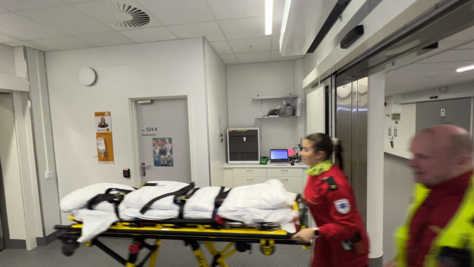 HURTIGERE PCR-TEST: Universitetssykehuset i Nord-Norge investerte i fem testmaskiner som den sorte «boksen» ved veggen. Maskinene står i Tromsø, Harstad, Narvik og Longyearbyen, og gir helsepersonellet på avdelingen betydelig raskere svar enn om alle testene skal innom sykehusets hovedlab. Foto: Magne S. Otterdal/OBM Foto: HURTIGERE PCR-TEST: Universitetssykehuset i Nord-Norge investerte i fem testmaskiner som den sorte «boksen» ved veggen. Maskinene står i Tromsø, Harstad, Narvik og Longyearbyen, og gir helsepersonellet på avdelingen betydelig raskere svar enn om alle testene skal innom sykehusets hovedlab. Foto: Magne S. Otterdal/OBM Foto: