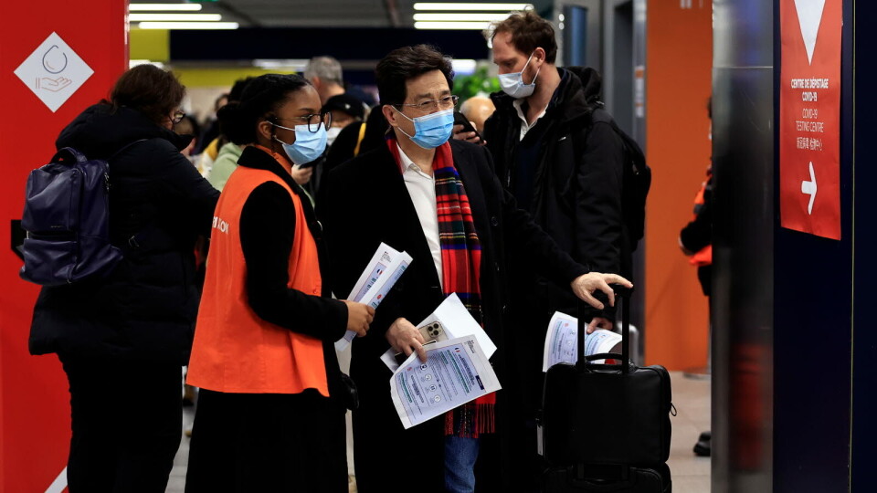 TESTES: Reisende fra Kina venter i kø for å koronatestet på Charles de Gaulle-flyplassen i Paris søndag. Foto: Aurelien Morissard / AP / NTB TESTES: Reisende fra Kina venter i kø for å koronatestet på Charles de Gaulle-flyplassen i Paris søndag. Foto: Aurelien Morissard / AP / NTB