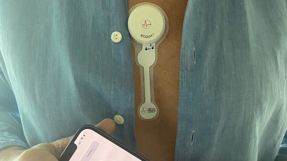 SELV-TESTING: Prosjektleder Sigrun Halvorsen forteller at det er relativt enkelt å ta utstyret i bruk, med et plaster som festes til kroppen og sensoren som festes til plasteret. Den kommuniserer så med en app på brukerens smarttelefon. Foto: Appsens Foto: SELV-TESTING: Prosjektleder Sigrun Halvorsen forteller at det er relativt enkelt å ta utstyret i bruk, med et plaster som festes til kroppen og sensoren som festes til plasteret. Den kommuniserer så med en app på brukerens smarttelefon. Foto: Appsens Foto: