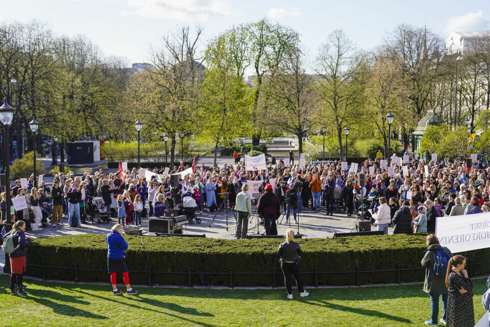 DEMONSTRERTE: En rekke organisasjoner demonstrerte for fødsels- og barselomsorgen foran Stortinget i april i fjor. Foto: Håkon Mosvold Larsen / NTB Foto: